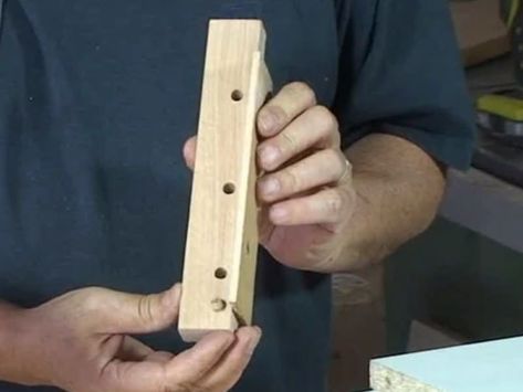 Diy Dowel Jig, Woodworking Jigs Homemade, Woodwork Tips, Drill Jig, Dowel Jig, Diy Handyman, Workshop Plans, Diy Workbench, Drill Guide