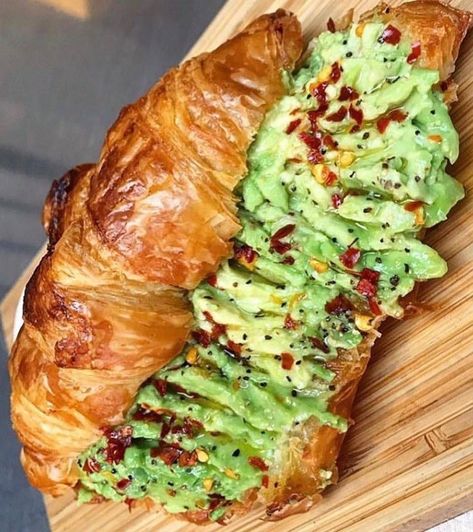 Croissant Avocado, Bistro Dishes, Croissant Sandwich, Sandwich Ideas, Gourmet Sandwiches, Pink Pilates, Pilates Princess, Chicken Avocado, Chicken Bacon