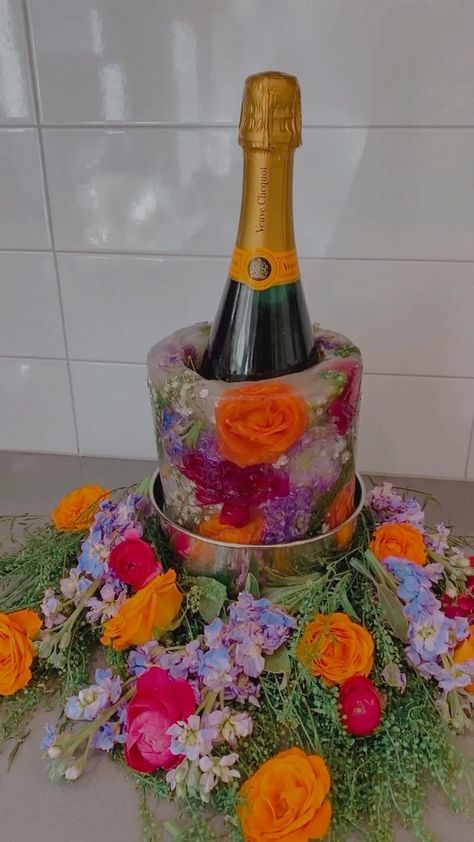 Ice Bucket With Flowers Inside, Ice Champagne Bucket, Flower Ice Wine Holder, Floral Champagne Ice Bucket, Ice Bucket Mold Ideas, Diy Champagne Cooler, Champagne Ice Bucket With Flowers, Champagne Bucket Ideas, Ice Bucket With Flowers