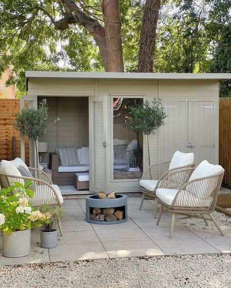 Garden Summer House Ideas, Painted Garden Sheds, Small Summer House, Garden Room Interiors, Air Birds, Garden Huts, Summer House Interiors, Garden Room Ideas, Corner Summer House