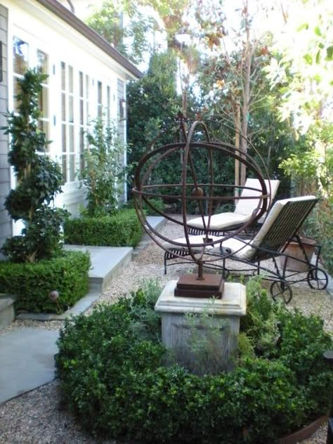 Eight Pretty Ideas for Small Gardens #gardenideas #gardendesign #smallgarden #gardengates  classic casual home Small Courtyard Gardens, Courtyard Gardens Design, Real Estat, Formal Garden, Have Inspiration, Formal Gardens, Small Space Gardening, Topiaries, Garden Tours