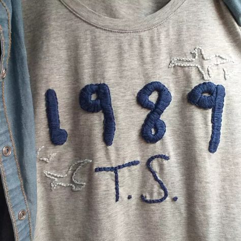 1988 Outfits Taylor Swift, Taylor Swift 1989 Embroidery, Taylor Swift Inspired Shirts, Taylor Swift Diy Shoes, Taylor Swift T Shirts Ideas, Taylor Swift Embroidery Ideas Clothes, Diy Taylor Swift Merch, Taylor Swift Embroidery Pattern, Taylor Swift Diy Shirt