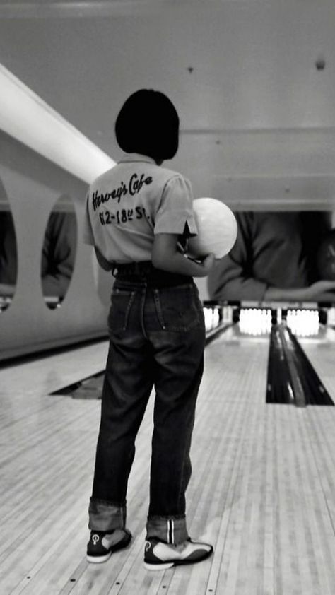 Couples Bowling Shirts, 70s Bowling Outfit, Bowling Shirt Aesthetic, Vintage Bowling Outfit, Bowling Shoes Outfit, Vintage Bowling Aesthetic, Bowling Editorial, Bowling Shirt Outfit, Cute Bowling Outfit