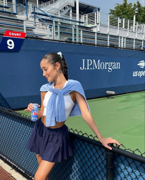 Watching Tennis Outfit, Tennis Tournament Outfit Ideas, Tennis Girl Aesthetic Outfit, Tennis Date Aesthetic, Tennis Court Outfit, Tennis Core Aesthetic Outfits, Tennis Aesthetic Outfit, Old Money Style Summer, Beach Tennis Aesthetic