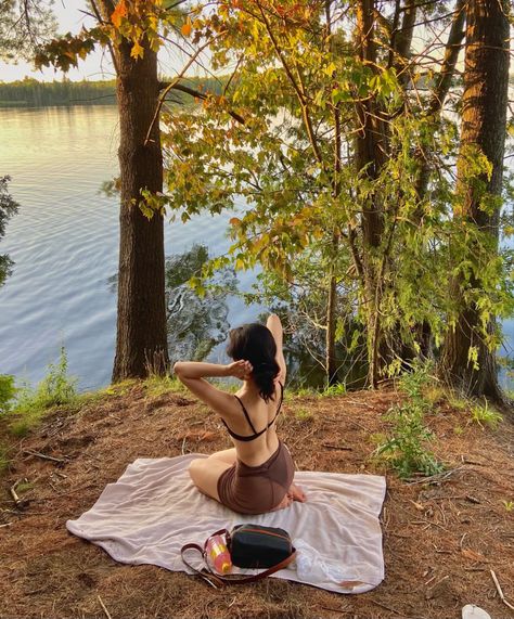 Lakeside Summer Aesthetic, Cottage Photo Ideas, Lake Photoshoot Ideas, Aesthetic Outside, Photo Ideas Aesthetic, Beach Post, Fashion Cottagecore, Swimming Pictures, Lake Aesthetic