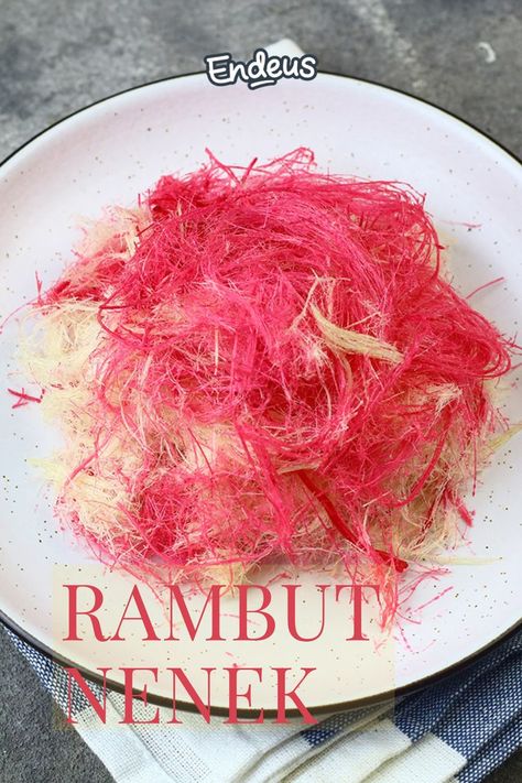 Gulali Rambut Nenek, jajanan jadul yang sudah jarang sekali terlihat, sekarang bisa dibuat sendiri di rumah loh. Di makan dengan simping yang renyah, dijamin bisa mengobati rasa kangen pada masa kecil.