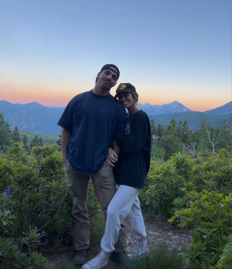 Outdoors Date Outfit, Couple Hike Pictures, Couple Cabin Pictures, Hiking Picture Ideas Couple, Camping Couple Goals, Casual Poses For Couples, Boyfriend Pics Aesthetic, Adventure Couple Aesthetic, Couple Hiking Pictures