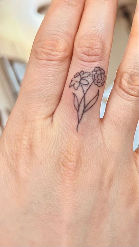 Finger Flowers Tattoo, Marigold Finger Tattoo, Small Flower Finger Tattoo, Flower Finger Tattoo Simple, Flower Finger Tattoos For Women, Daisy Finger Tattoo, Back Tattoo Women Minimalist, Finger Flower Tattoo, Tattoos Earthy