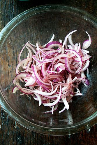 flash-pickled red onion — such a nice addition to a burger Simple Slaw Recipe, Burger Condiments, Potato Buns, Quick Pickled Onions, Fajita Bowls, Quick Pickled, Apple Dumplings, Vegan Tacos, Slaw Recipes