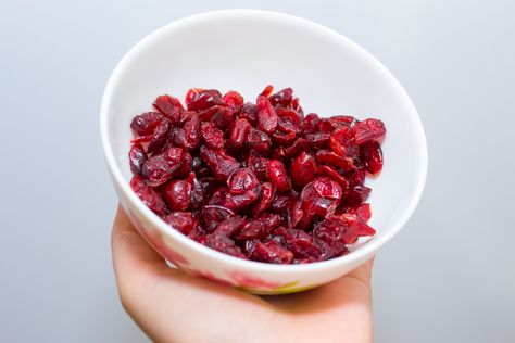 Craisins are dried cranberries and they have many fabulous uses. They make a great low-carb snack, and are ideal in recipes either substituting for raisins, or as a feature of their own. Here is how to make craisins at home. Preheat the... Dried Fruit Recipe, Homemade Pantry, Pumpkin Cranberry, Dehydrated Food, Fresh Cranberries, Dehydrator Recipes, Low Carb Snacks, Fruit Snacks, Dried Cranberries