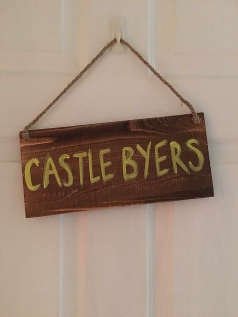 Castle Byers Diy, Diy Stranger Things Crafts, Stranger Things Diy Room Decor, Stranger Things Room Decor Diy, Stranger Things Manualidades, Stranger Things Decoracion, Diy Stranger Things Decor, Stranger Things Diy Decorations, Stranger Things Room Decor