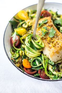 A simple, healthy Halibut recipe served over Lemony Zucchini Noodles with olive oil, garlic and parsley, topped with sweet summer tomatoes. A quick and easy low-carb meal! #keto #zucchininoodles #zoodles #halibut #halibutrecipes #lowcarb #healthy Healthy Halibut, Halibut Recipes Healthy, Seared Halibut, Halibut Recipe, Halibut Recipes, Plats Healthy, Easy Summer Dinners, Olive Oil Garlic, Diner Recept