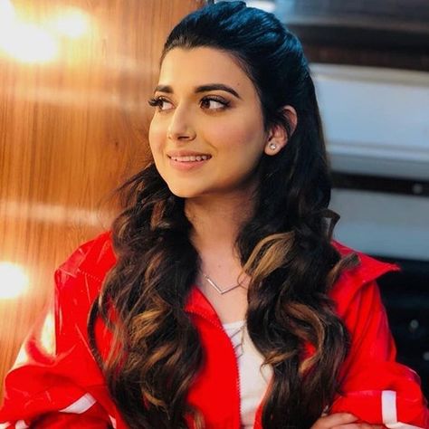 Sun Sohneya Nimrat Khaira by Live Music Nimrat Khera, Twinkle Dress, Best Pic For Dp, Pic For Dp, Sonam Bajwa, Best Indian Wedding Dresses, Nimrat Khaira, Punjabi Models, Punjabi Singer