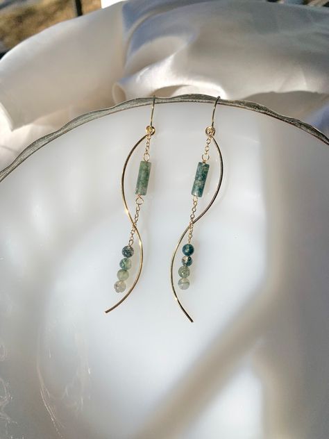 Crystal Stone Jewelry Diy, Diy Wedding Earrings Handmade Jewelry, Silver And Gemstone Jewelry, Diy Silver Earrings, Nature Inspired Earrings, Diy Dangle Earrings Ideas, Wire And Bead Earrings, Moss Agate Earrings, Gemstone Earrings Handmade