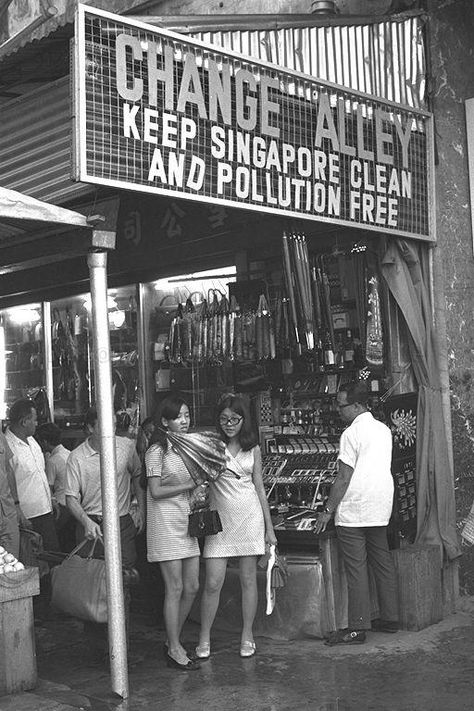 CHANGE ALLEY AT RAFFLES PLACE, SINGAPORE - 1970 Guide to moving to Singapore www.expatessentials.net History Of Singapore, Singapore River, Singapore Photos, Photographs And Memories, Singapore Airlines, Beach Road, Drive In Movie, Wedding Planners, Old Photos