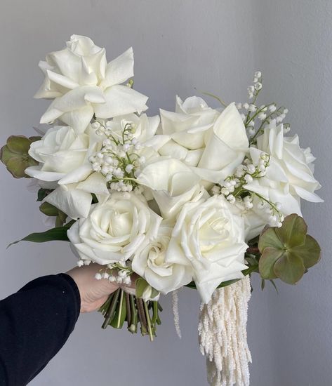 White Amaranthus Bouquet, Tropical Wedding Flowers, Wedding Hands, Flower School, Bride Bouquet, Hand Bouquet, June Wedding, Civil Wedding, Dried Floral