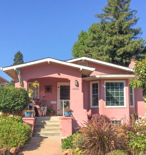 Prairie Rose by Behr Pink Bungalow Exterior, Bright Color House Exterior, Colorful Homes Exterior, Colored Houses Exterior, Modern English Farmhouse Exterior, Casas Vintage Exterior, Cute Houses Aesthetic, Funky House Exterior, Colorful Houses Exterior