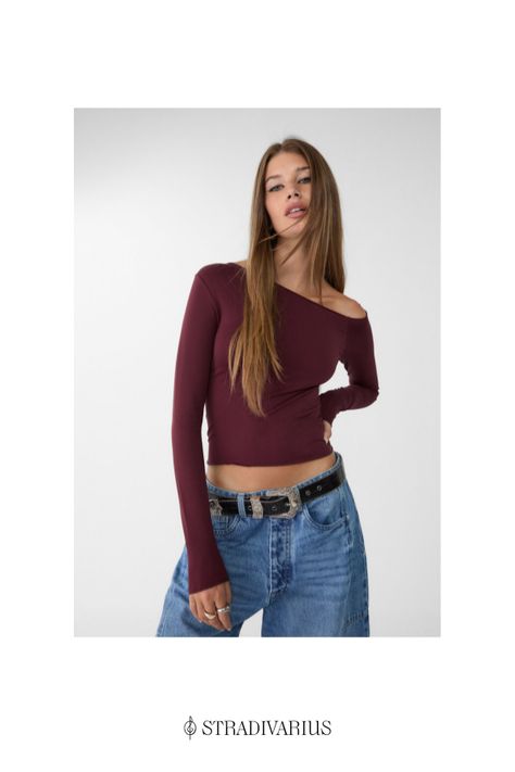 Fitted T-shirt featuring an asymmetric neckline and long sleeves with cut-out shoulders. Available in several colours. Enfp Outfits, Burgundy Top, Asymmetric Neckline, Couture Mode, Fall Fits, Capsule Wardrobe, Long Sleeve Top, Winter Outfits, Winter Fashion