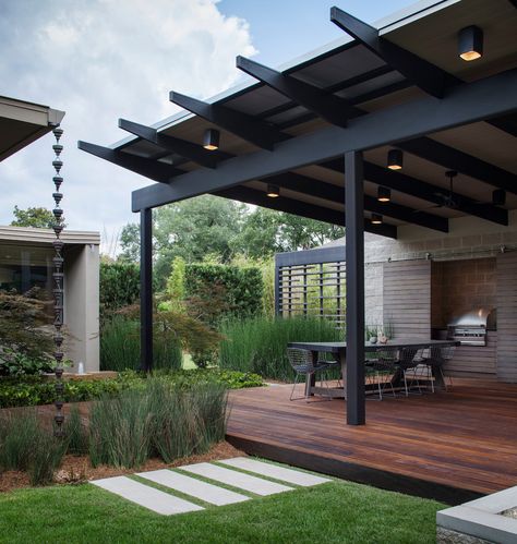 Black And White Mid Century Modern Exterior, Covered Patio Mid Century Modern, Miami Backyard, Midcentury Modern Landscaping, Mid Century Backyard, Mid Century Modern Backyard, Mid Century Modern Landscaping, Mid Century Landscaping, Backyard Decks