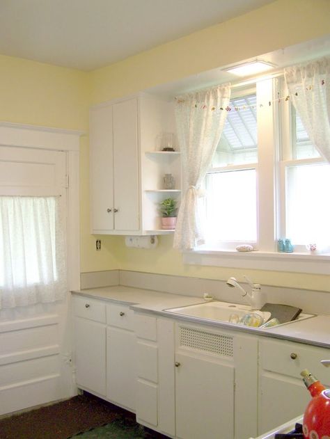 Pale Yellow Kitchens, Yellow Kitchen Walls, Yellow Kitchen Designs, Sunny Room, Pineapple Kitchen, Yellow Kitchen Decor, Remodel Inspiration, Design Your Kitchen, 1 Billion