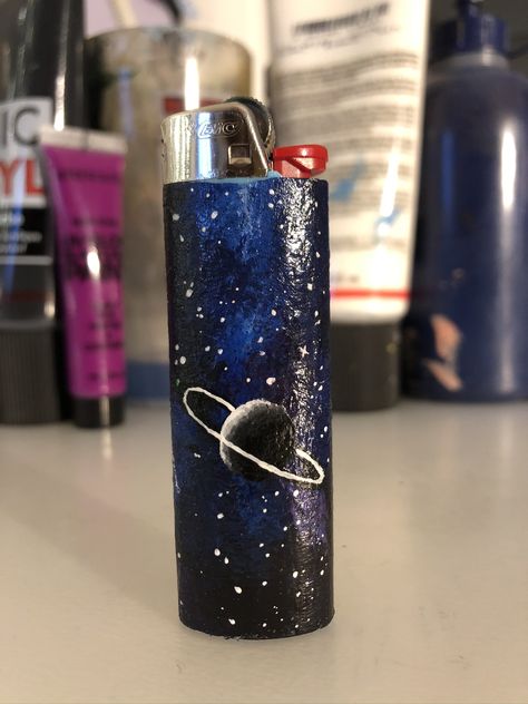 Lighter Art Ideas, Drawings On Lighters, Hand Painted Lighters, Painting On Lighter, Painted Lighters Aesthetic, Drawing On Lighter, Diy Lighter Painting, Painted Lighter Aesthetic, Lighter Paintings