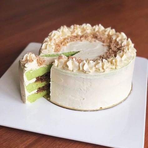 Ondeh Ondeh Cake Recipe, Ondeh Ondeh Cake, Ondeh Ondeh, Pandan Chiffon Cake, Pandan Cake, Coconut Filling, Roblox Cake, Malay Food, Melaka