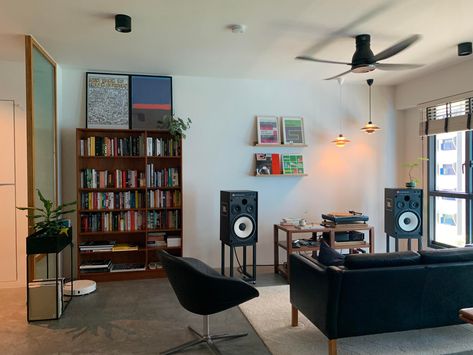 Home Music Listening Room, Musician Apartment Aesthetic, Music Studio Room Aesthetic Dark, Musician Apartment, Music Listening Room Vinyl Records, Living Room Speakers, Leather Sofa Living, Home Recording Studio Setup, Dj Room