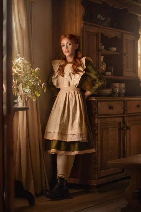 Poison Witch, Trad Wife Aesthetic, Fabian Penje, Victorian Outfits, Farm Women, Victorian Life, Old Fashion Dresses, Western Women, Cottage Core Aesthetic