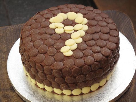 Cake with chocolate buttons. Chocolate Button Cake, Birthday Cake Fruit, Birthday Cake Simple, Age Birthday Cake, Button Cake, 14th Birthday Cakes, Cake Fruit, Cake Simple, Chocolate Buttons