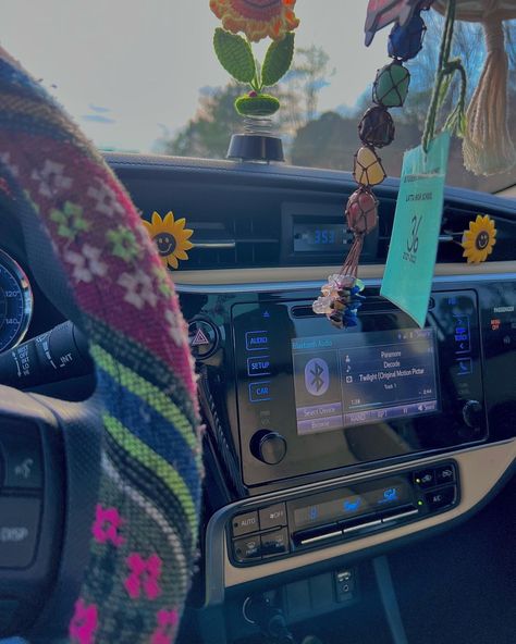 Decorations with hippie aesthetic in a car Car Trippy Aesthetic, Plant Car Decorations Interior, Aesthetic Car Accesories, Fun Car Aesthetic, Car Vines Decor, Decorated Car Aesthetic, Hippy Car Aesthetic, Witchy Car Aesthetic, Old Car Interior Aesthetic