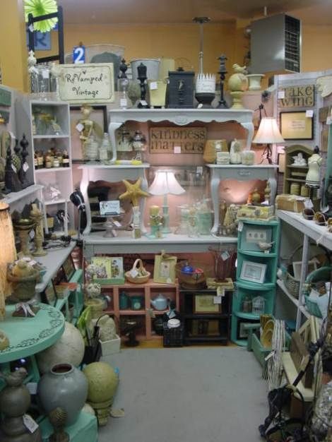 DIY: Make a “back room” for your resale shoppers | Auntie Kate The Resale Expert Shabby Beach Decor, Vintage Booth Display, Flea Market Booth, Antique Booth Displays, Antique Mall Booth, Antique Booth Ideas, Craft Booth Display, Booth Decor, Back Room