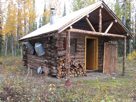 Key Difference - Cabin vs Cottage Mini Chalet, Old Log Cabin, Small Cabins, Little Cabin In The Woods, Small Log Cabin, Log Cabin Kits, Cabin Tiny House, Rustic Homes, Hunting Cabin