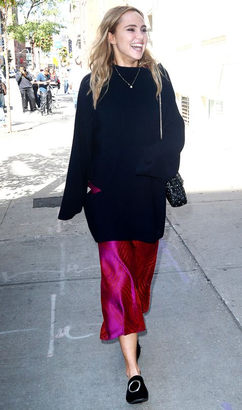 Suki Waterhouse: oversize sweater, midiskirt, velvet loafers.  7 Chill Celebrity Outfit Ideas for When You Just Can't via @WhoWhatWear Suki Waterhouse Street Style, Velvet Skirt Outfit, Slip Skirt Outfit, Slip Dress Outfit, Loafers Outfit, Going Out Looks, Velvet Slip Dress, Simple Fall Outfits, Suki Waterhouse