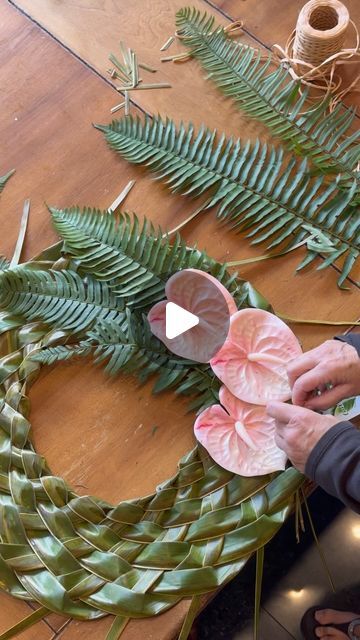 Palm Leaf Wreath Diy, Hawaiian Wreath Diy, Hawaiian Roller Coaster Ride, Hawaiian Wreath, Wreath Workshop, Hawaiian Crafts, Tropical Wreath, Coconut Leaves, Tropical Christmas