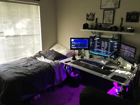 Small Room Gaming Setup With Bed, Small Room With Desk, Small Gaming Bedroom, Small Gaming Room, Small Gaming Room Ideas, Small Room Setup, Gaming Room Ideas, Small Game Rooms, Mens Bedroom Decor