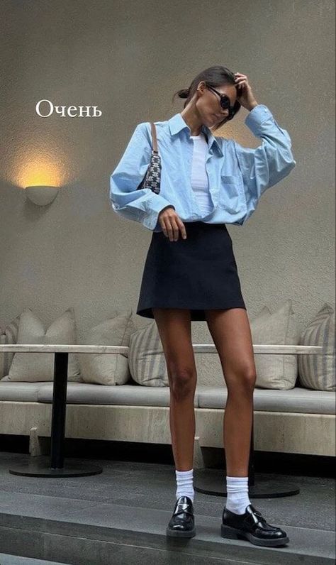 Button Up With Skirt, Blue Top Black Skirt, Top Skirt Outfit, Outfit Ideas With Boots, Girls Fit, Short Black Skirt, Miniskirt Outfits, Outfits Spring, Button Up Top