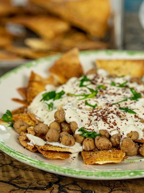 Easy Lebanese Fatteh with Chickpeas Lebanese Chickpea Recipes, Lebanese Fatteh, Fatteh Lebanese, Lebanese Food, Middle Eastern Dishes, Chickpea Recipes, Pita Chips, Lebanese Recipes, Yogurt Sauce