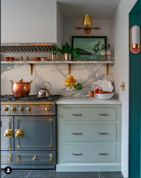 40 Unique Kitchens Without Upper Cabinets - Decoholic Kitchen Open Shelving Decor, Open Shelving Decor, Kitchens Without Upper Cabinets, French Stove, Classic English Kitchen, Devol Kitchens, English Kitchens, Classic Kitchen, Style Deco