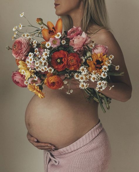 Maturity Photoshoot Spring, Pumpkin Bump Pictures, Maternity Shoot Bouquet, Half Bloomed Pregnancy, Flower Theme Maternity Shoot, Maternity Photography Ideas Flowers, Maternity Shoot With Flower Bouquet, Bouquet Maternity Shoot, Maternity Pics With Flowers