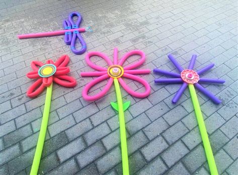 Noodle on This DIY: Fun Flowers From Pool Accessories & Goodwill Finds - Finding Your Good Pool Noodle Chain Link, Pool Noodle Flowers Diy, Pool Noodle Decorations, Pool Noodle Flowers, Pool Noodle Flower Arrangement, Pool Noodle Ideas, Pride Float, Tech Theatre, Noodles Ideas