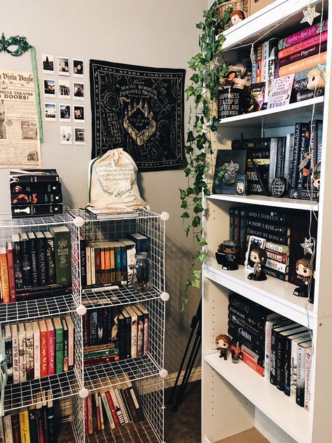 allie 🖤 TEAM KETTERDAM on Twitter: "Because the people asked (and I did do some rearranging recently) here’s bookshelf pics ✨✨… " Room Ideas Aesthetic Grunge, Grunge Room Ideas, Aesthetic Room Ideas, Tumblr Rooms, Room Ideas Aesthetic, Dekorasi Kamar Tidur, Grunge Room, Aesthetic Rooms, Vintage Room