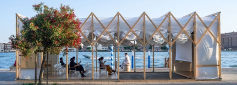 » Street cinema by Omri Revesz, Venice – Italy Pop Up Cinema, Urban Island, Temporary Architecture, Venice Photos, Open Air Theater, Open Air Cinema, Soviet Russia, Pavilion Design, Temporary Structures