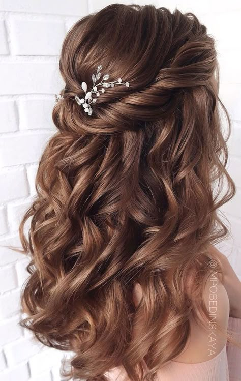 Twisted half up Get creative with hair pin, crowns and hair accessories – as well as braids and twists. A half up half down... Half Up Wedding Hair, Wedding Hair Half, Simple Prom Hair, Hair Half Up, Bridal Hair Inspiration, Half Up Half Down Hairstyles, Quince Hairstyles, Long Hair Wedding Styles, Prom Hairstyles For Long Hair