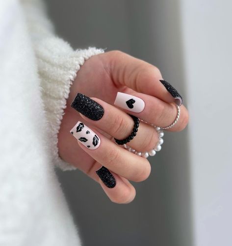 💅 amanda.sudolll 👈 Instagram Heart Nail Art Designs, Valentine Nails Ideas, Hippie Nails, Valentine Nails, Heart Nail Art, Heart Nail, Cute Summer Nails, Romantic Date, Cute Nail Art