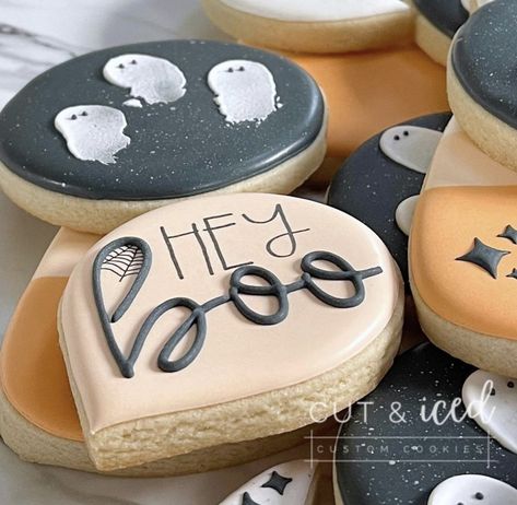 Halloween Sugar Cookies Decorated, Cookie Decorating Icing, No Bake Sugar Cookies, Postres Halloween, Cut Out Cookie Recipe, Halloween Cookies Decorated, Royal Iced Cookies, Halloween Sugar Cookies, Thanksgiving Cookies