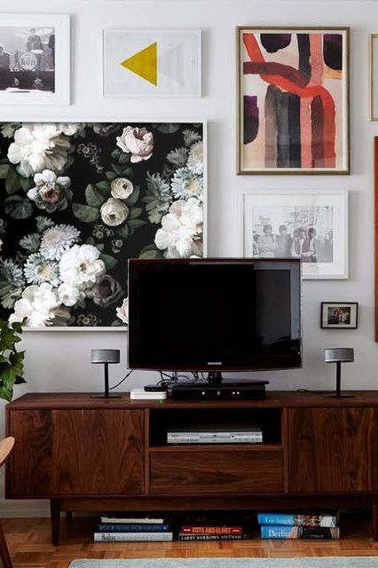 Decorating Around The Tv On The Wall, Mirror Behind Tv, Gallery Wall Behind Tv, Art Behind Tv, Art Around Tv On Wall, Art Around Tv, Tv Gallery Wall, Decor Around Tv, Interior Design Contemporary