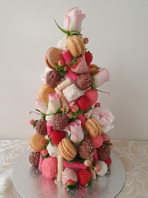 Christmas Strawberry Tower, Macaroon Tower Diy, Dessert Tower Ideas, Profiterole Tower, Candy Tower, Cookie Tower, Macaroon Tower, Dessert Tower, Croquembouche