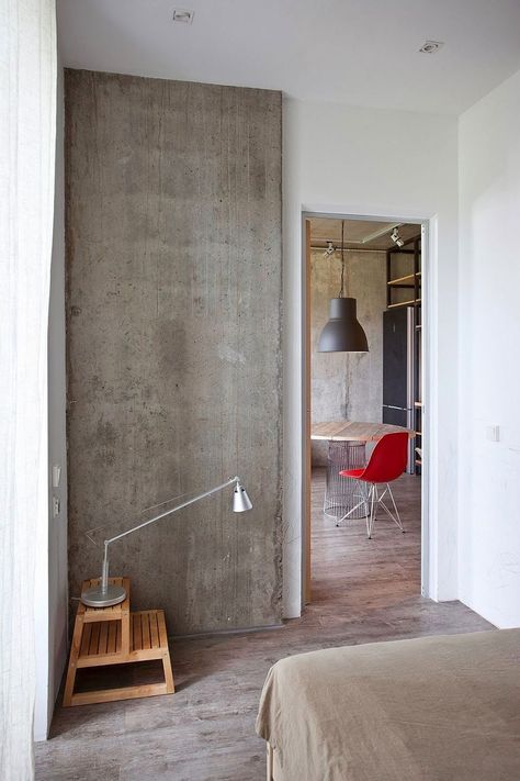 Exposed concrete wall in the bedroom Modern Industrial Apartment, Concrete Apartment, Concrete Interiors, Industrial Apartment, Shabby Chic Mirror, Concrete Walls, Rustic Bedroom Decor, Room Photo, Small Apartment Design