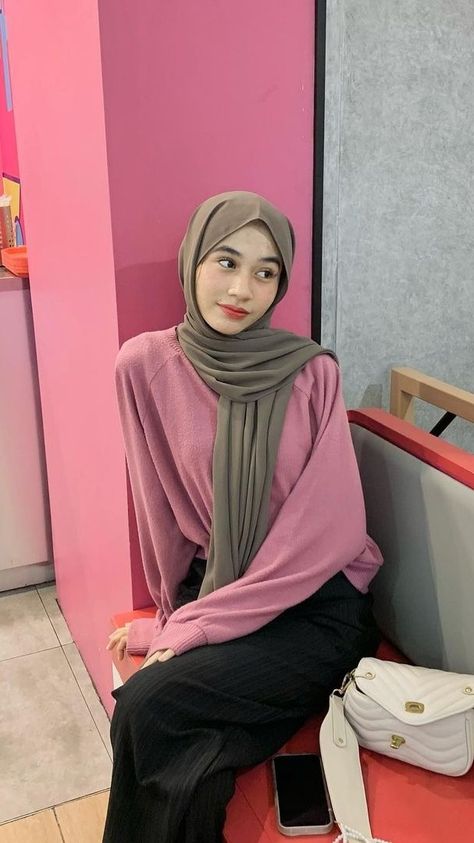 Outfit Hijab Simpel, Simple Outfit Hijab Casual, Ootd Kulot Pink, Outfit Pink Hijab Casual, Pink Outfit Hijab, Pink Hijab Outfit, Kuliah Outfit, Outfit Hijab Simple, Korean Style Hijab