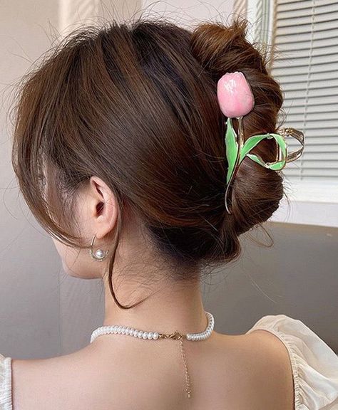 𝑓. on X: "Tulip hair claw 🌷 https://t.co/0JLgnRBBrJ" / X Claw Clip Flower, Floral Accessories Hair, Hair Claw Clips, Tulip Design, Hair Claw Clip, Metal Hair, Claw Clips, Pink Tulips, Metallic Hair